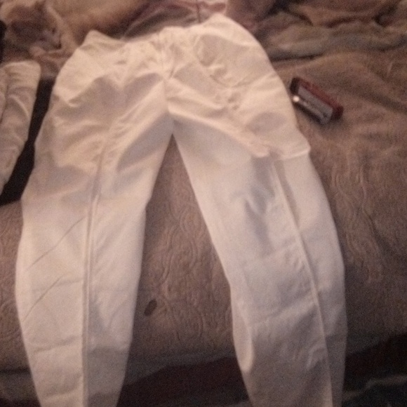 White, Tahari Khaki Jeans, size 6, thin fabric, - Picture 2 of 3